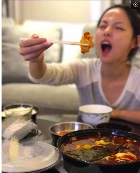 买超老婆吃肉很激动,张嘉倪昔日坐地上夹菜,动筷就张嘴大喊