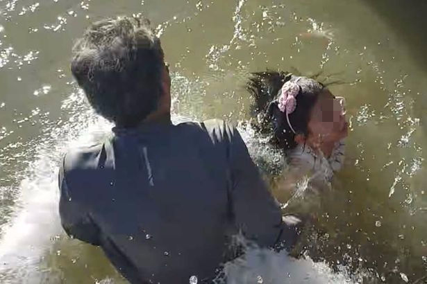 女孩坐在水池边,突然一个黑影奔来,女孩直接落水