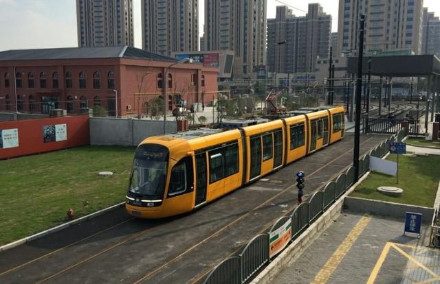 百万人口的松江城区交通压力很大松江有轨电车是最佳的选择