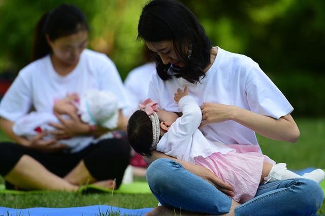孩子吃母乳真人图图片