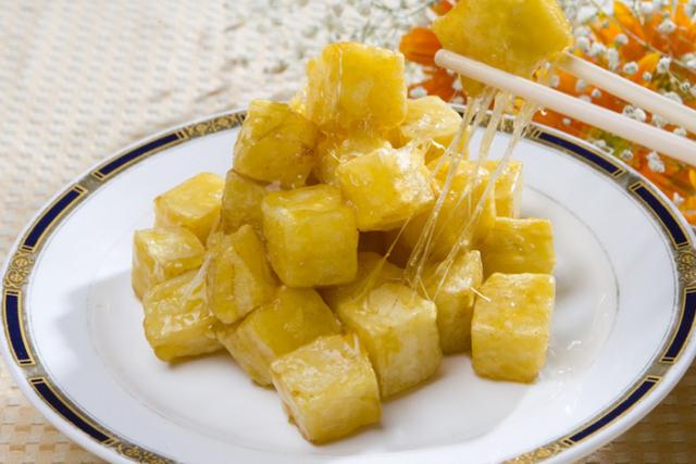 做拔丝菠萝时,牢记5大步骤,菠萝不发涩,香甜可口,特好吃