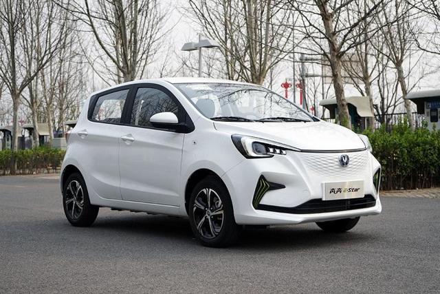 不足8万选“绿牌”，好看好开还要大牌？看看奔奔E-Star与欧拉R1