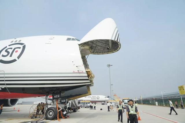抗击疫情大出风头,安124运输机立大功,我们也需要这样的飞机吗