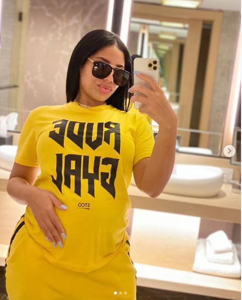 让我们祝福牙买加闪电博尔特和妻子,即将出生的孩子在一起幸福快乐