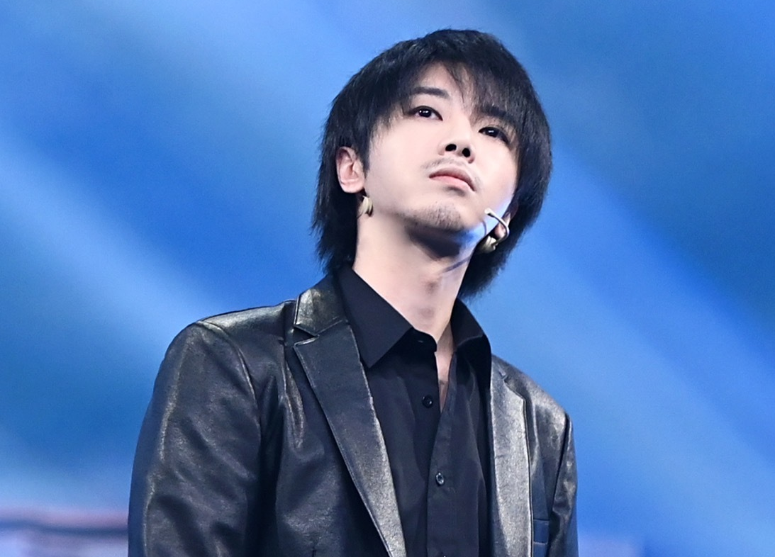 本来以为胡茬他娃娃脸的长相虽然有些不搭,没想到胡茬造型的华晨宇也