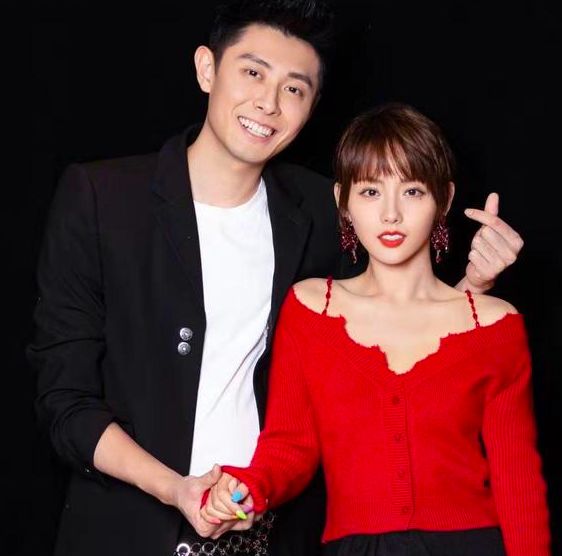 张嘉倪昔日看球赛很独立,买超见老婆玩自拍,竟然偷偷吐舌头