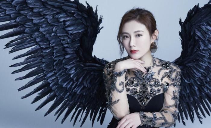 一起来看流星雨中兰姑现如今摘下眼镜穿上裙子