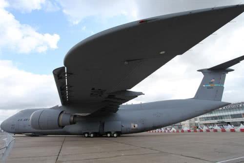 c17运输机和c5运输机的区别:一站式运输与中途转运