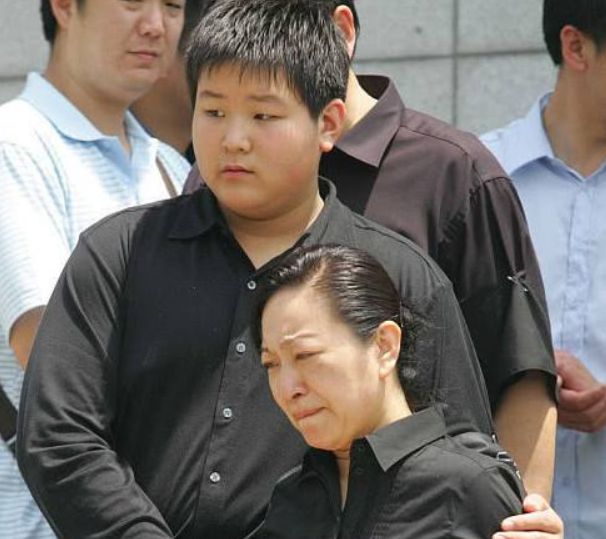 人走茶凉央视一哥罗京去世后妻子带儿改嫁富豪咦嘘不已