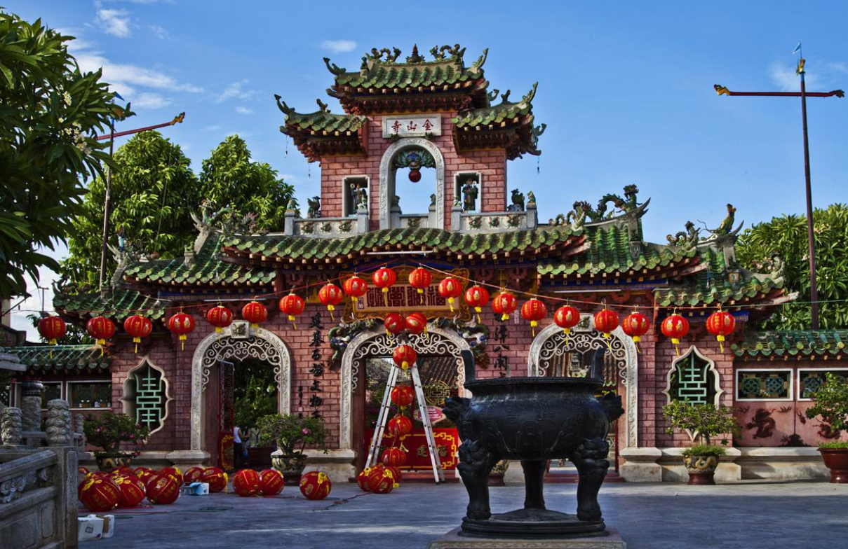 越南古建筑刻了许多文字,中国人一看就懂,本地人却看不明白!