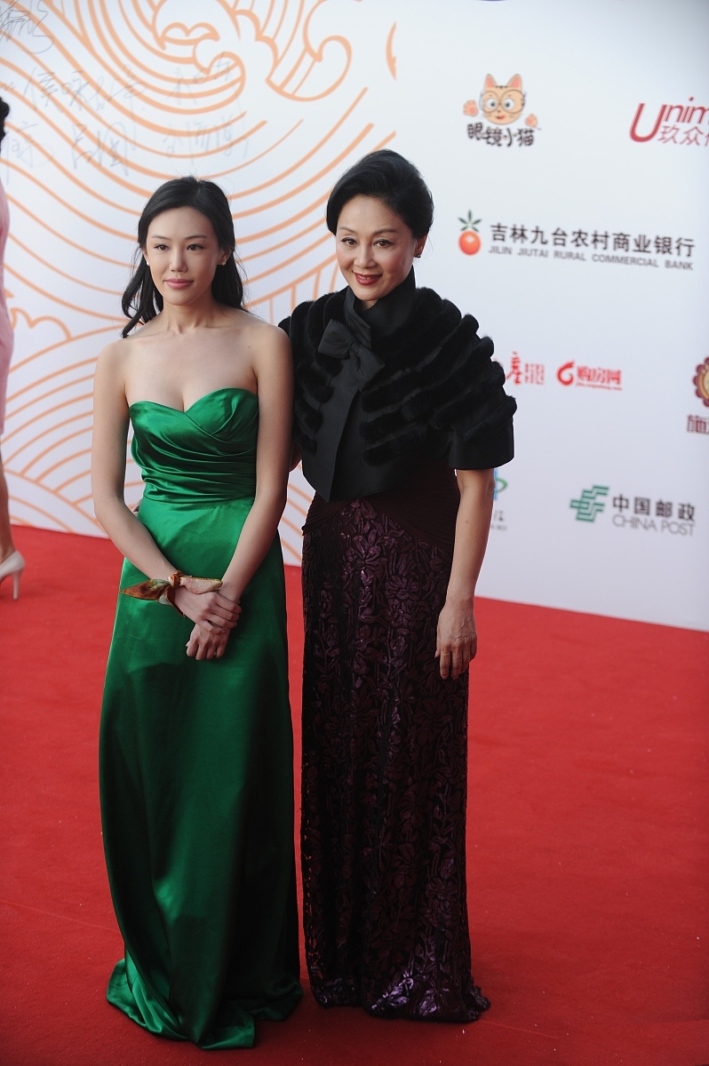 王姬29岁女儿真敢穿,一袭抹胸裙秀身材太抢眼,老母亲都被抢风头|高丽雯|王姬|抹胸裙_新浪新闻