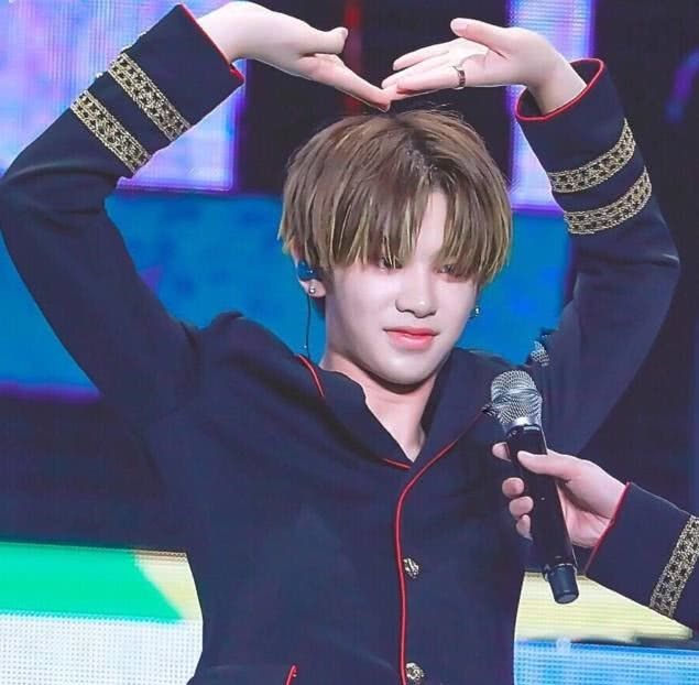 "比心"也分等级?黄明昊vs刘宪华,看到赵露思:臣妾做不到啊