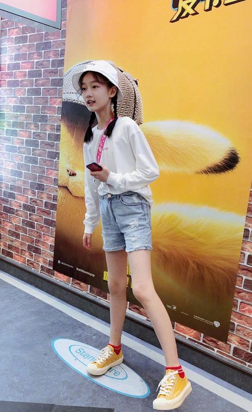 赵薇"女儿"暴风长大,12岁就穿老爹鞋配彩虹衣,太时髦了|纪姿含|赵薇