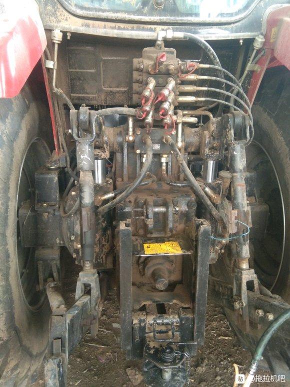 现在不想干农机这个行业了,所以想卖掉它,这台东汽2104拖拉机的前轮胎