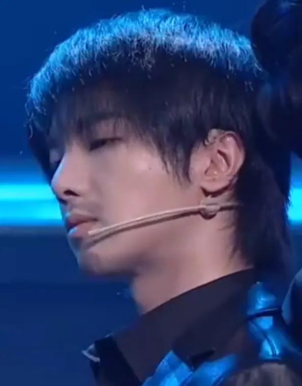 有一种成熟叫华晨宇粘胡子,明明只有30岁,却像奔四十的人