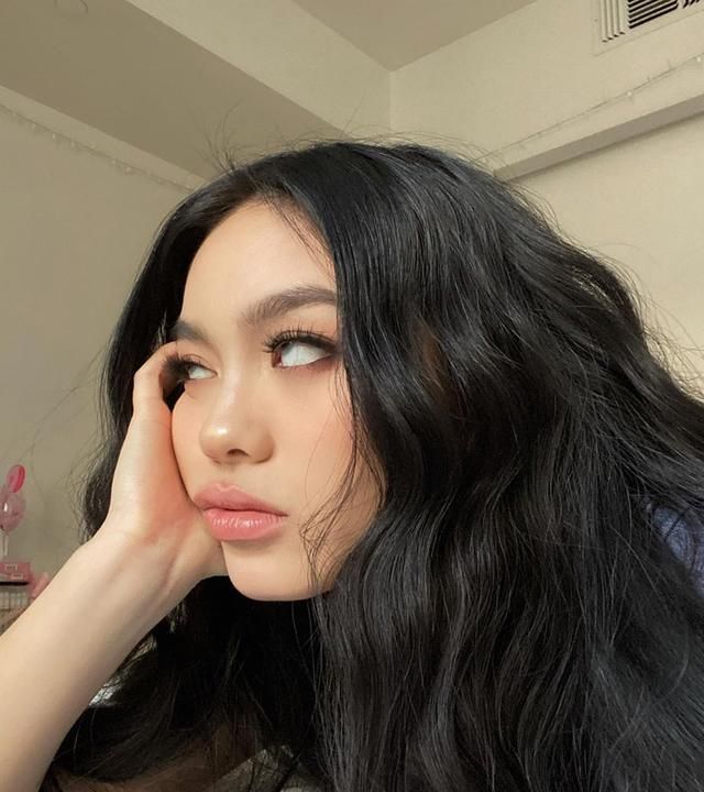 小m立马去翻了一下这位小姐姐的资料,果然是一位美妆博主,人送