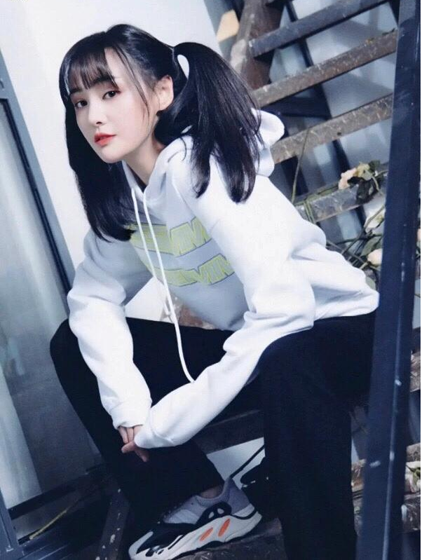 郑爽暖春造型,身穿印花卫衣巧搭淡绿链条包,春日气息扑面而来!