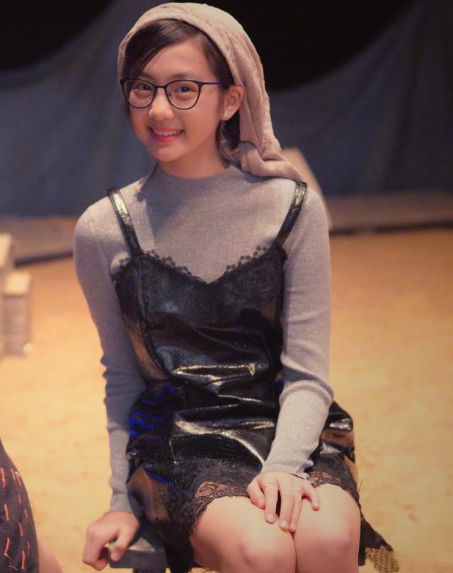 那么这次的黄多多搭配一身灰色的针织衫外搭一件蕾丝吊带裙,有种女人