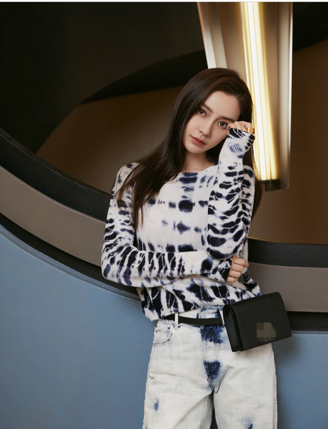 杨颖身穿印花的针织上衣搭牛仔裤,清爽大气,休闲又不失时尚!