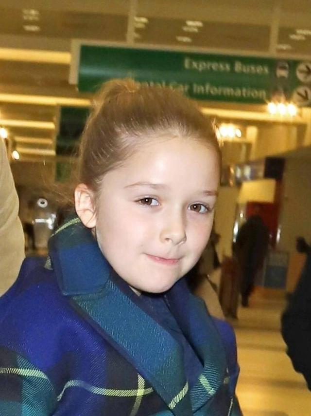 小七真是个乖乖女!快9岁的贝小七给老爸做按摩,手法仔细又温柔