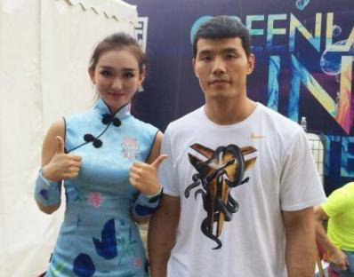 拳王方便妻子端庄同是格斗高手曾与圈内名将一战被打到抢救