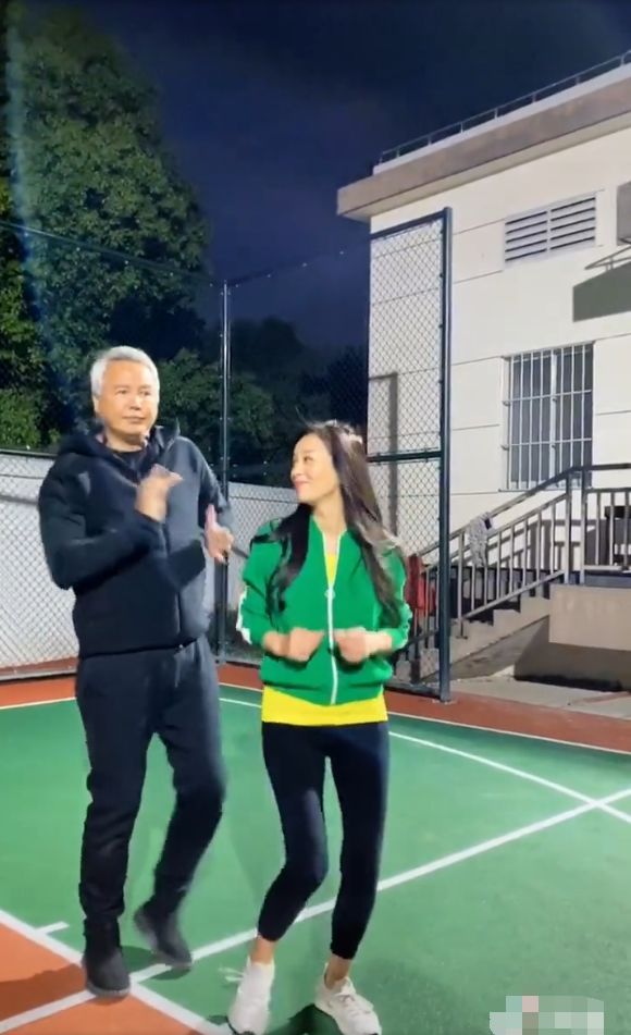 林瑞阳与张庭同框跳舞,扭腰摆头精神好,两人甜蜜对视恩爱十足