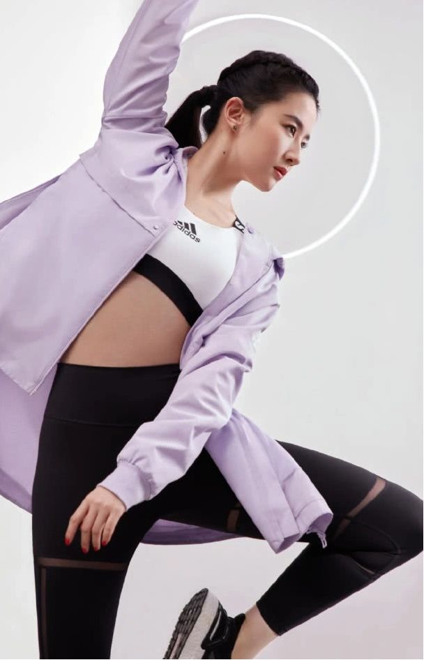 刘亦菲节目全程用布盖腿,起身后看到未ps腿型,果然上镜胖十斤