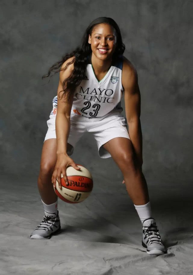 她就是玛雅摩尔,同样也是来自美国的运动员,可以说是世界女篮史上的第