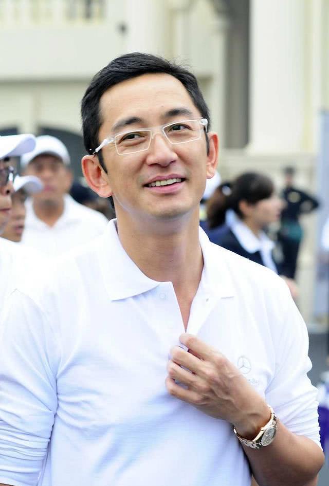 55岁吴启华离婚六年承担女儿前妻月均20万生活费,对女儿心有愧疚