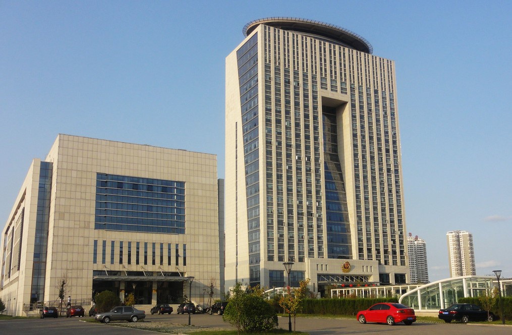 烟台上市公司高管涉嫌性侵养女:为何报案一年后才频现这些动作?