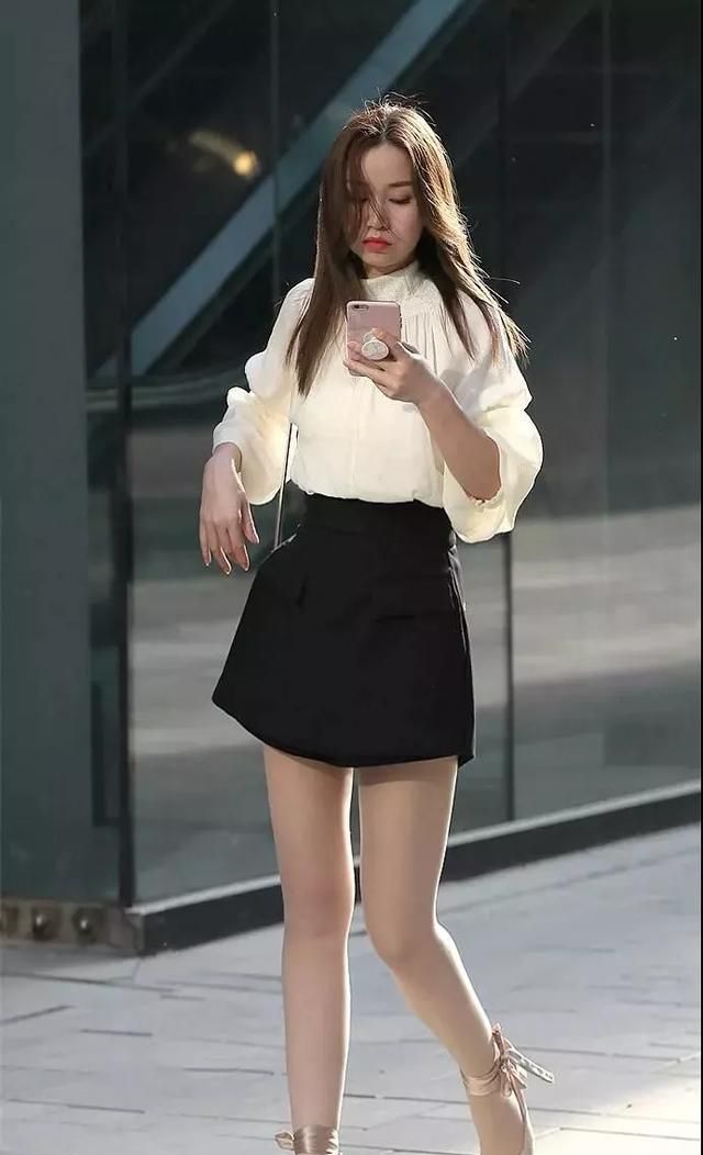 美女一双一字带的高跟凉鞋充满了优雅与魅力