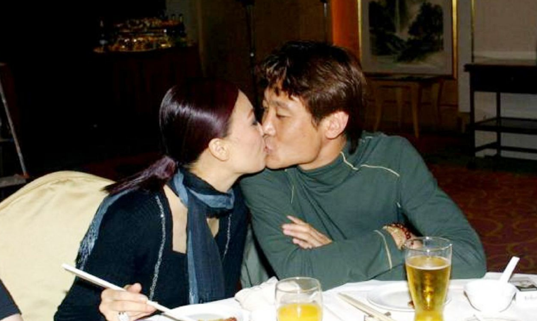 他是足坛的浪子,曾与那英相恋9年,现任是老同学,可惜误入歧途