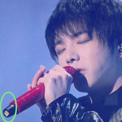 华晨宇唱歌时谁注意到他手里的话筒上面的编码很有意思