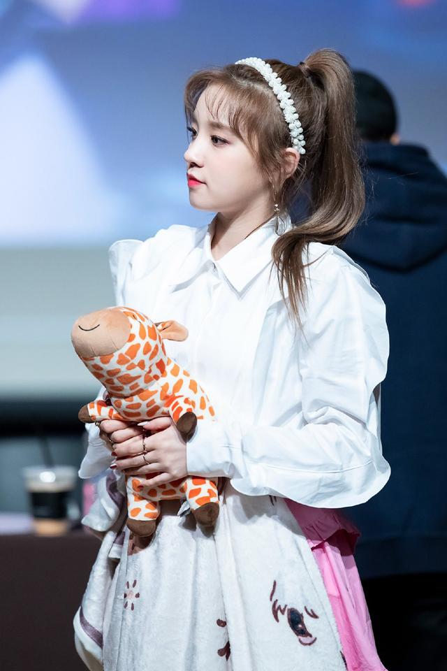 她是《奔跑吧3》新成员,白裙叠穿破洞针织衫,果真洋娃娃般美貌