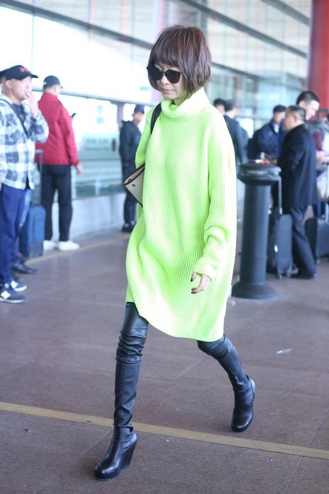 49岁鲁豫真会玩,直接把皮靴当裤穿,终于见识了"纸片人"的