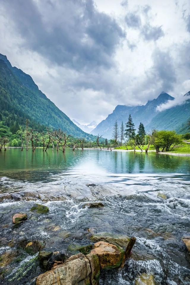 从成都一路向西去拉萨,一路上极净的春天,极美极震撼!