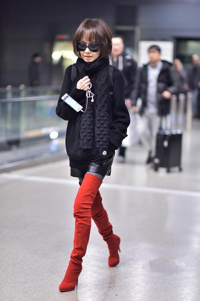 49岁鲁豫真会玩,直接把皮靴当裤穿,终于见识了"纸片人"的威力