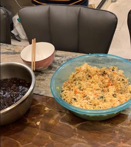 jdg战胜ig之后的福利,餐具全部换新,以前用脸盆吃饭?