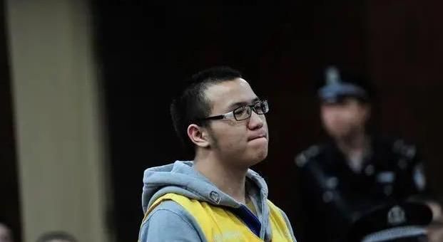 08年汶川地震时,舍己救人的英雄少年,几年后诈骗74万被判12年|雷楚年