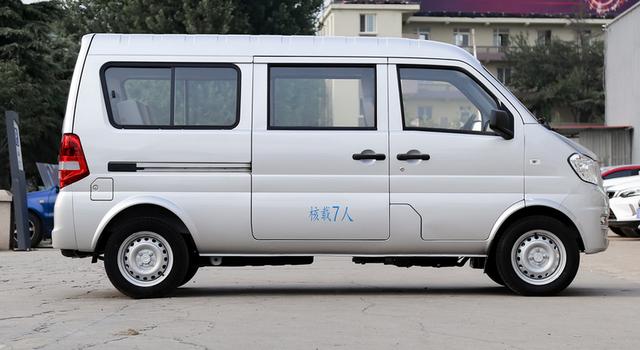 最便宜的面包车来了,东风这款车最低2.89万,还是四缸,油耗仅6l