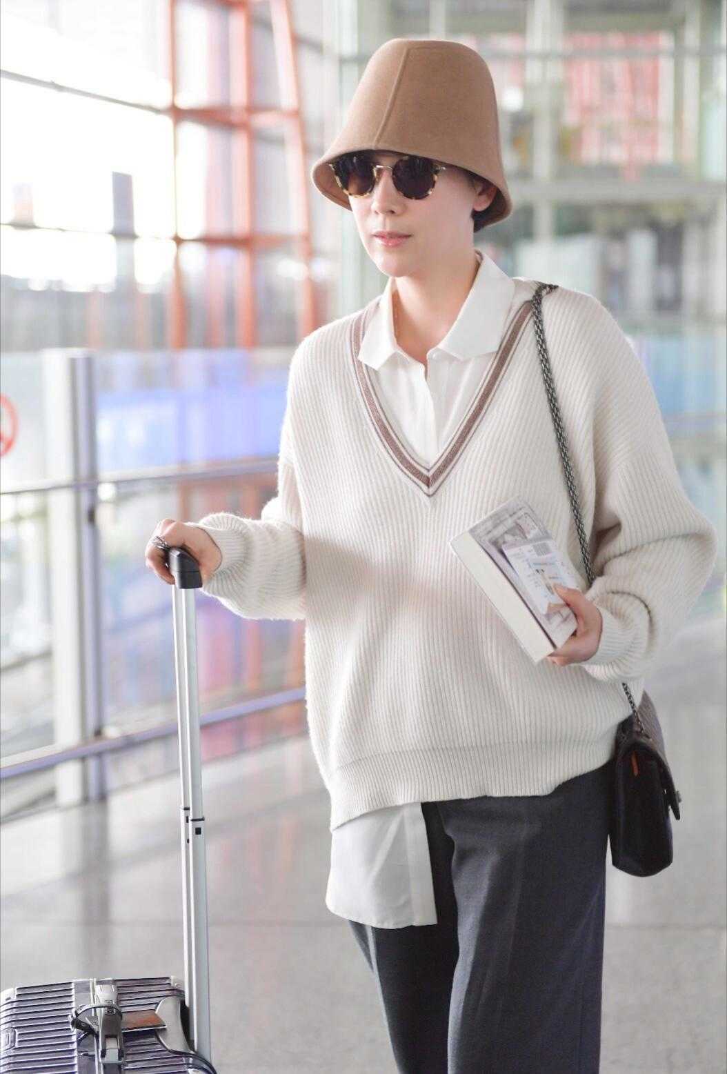 海清穿搭好低调,白衬衫叠穿针织衫清爽简约,温柔优雅好有亲和力