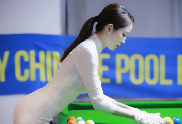 被誉为最美台球女裁判,因"旗袍服"一夜爆红,今拥有570万粉丝