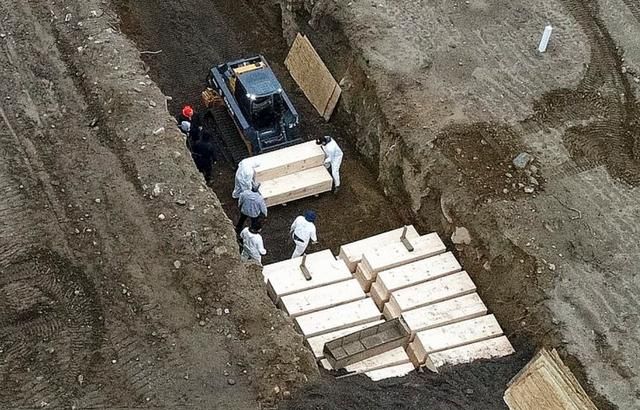 无人机拍下美国在无人荒岛挖坑埋尸,棺材密集排列