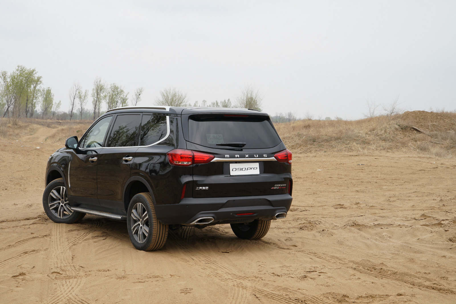 作为一款越野车,d90 pro最小离地间隙达到210毫米,最大涉水深度为800