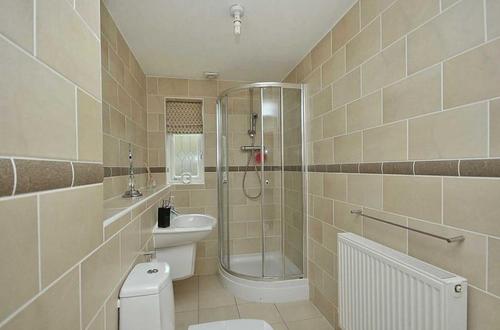 为什么外国人卫生间不装淋浴房?头次见这种设计,不由得感叹聪明