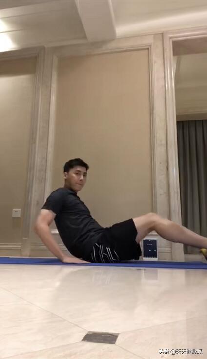 李易峰客厅卷腹挑战,变身运动达人,穿健身服顶着短发也太帅了!