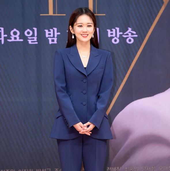 张娜拉现身活动,西装穿搭尽显成熟,网友:这身材真的很好