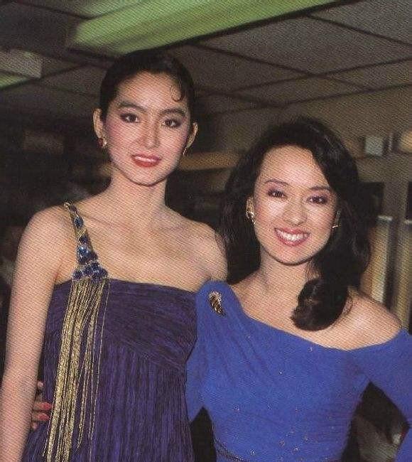 林青霞的穿搭,时髦了40年,网友:和胡因梦合照的那套,真不错