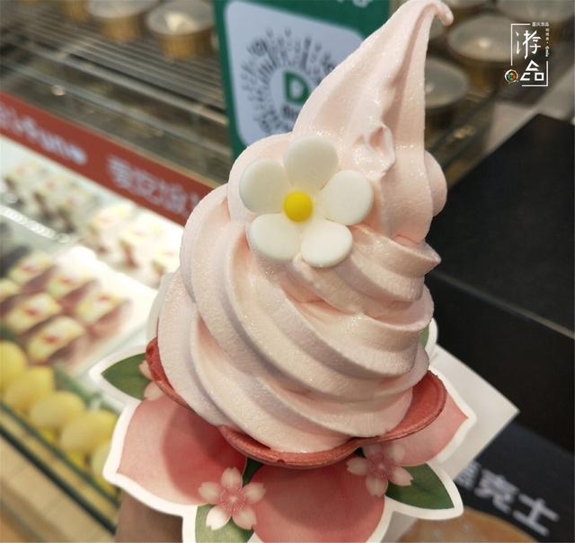 而且樱花冰淇淋的香精味不重,这点十分难得,奶香味与淡淡的白桃和樱花