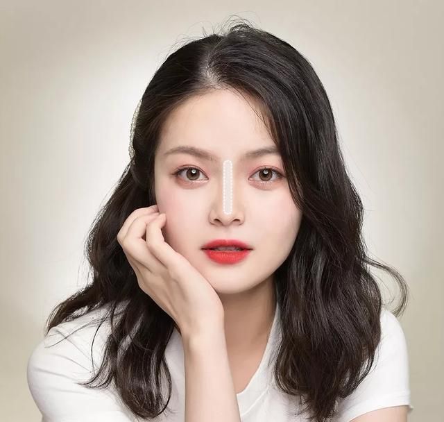一般来说 亚洲人的鼻子不像欧美人的鼻子那样挺拔 五官会显得很扁平